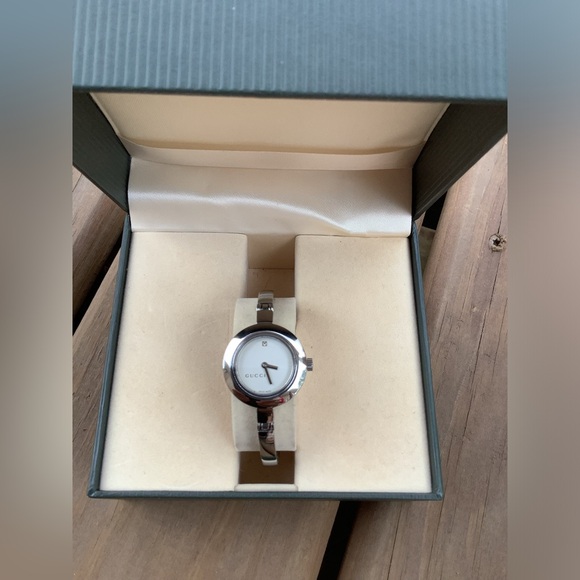 Ladies Gucci bangle watch ๐บ - Picture 11 of 13